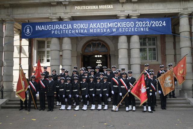 Kompania Honorowa Politechniki Morskiej w Szczecinie przed wejściem na Uczelnie - zdjęcie grupowe