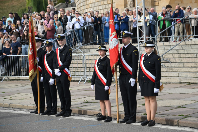 2 poczty sztandarowe prezentujące historyczne sztandar szczecińskich szkół morskich 