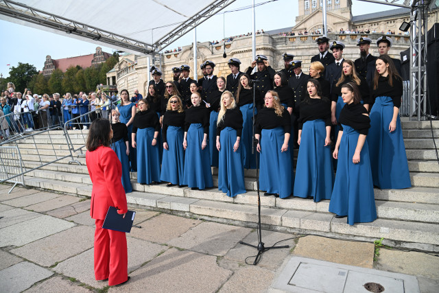 Chór Politechniki Morskiej w Szczecinie śpiewa Gaudeamus igitur na uroczystości inauguracji nowego roku akademickiego 2023/24 na PM