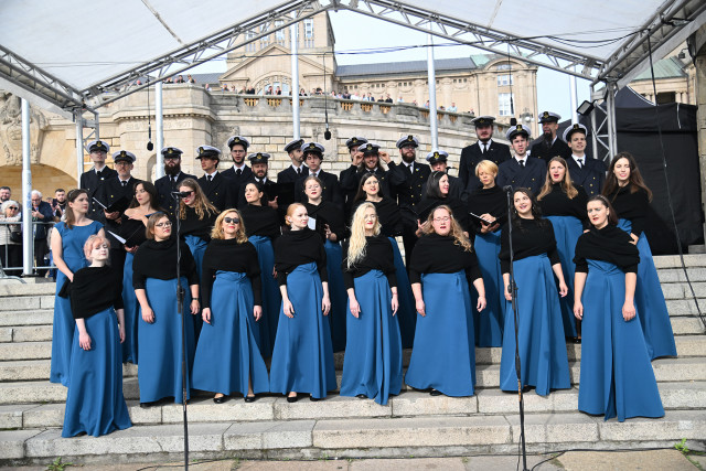 Chór Politechniki Morskiej w Szczecinie śpiewa Gaudeamus igitur na uroczystości inauguracji nowego roku akademickiego 2023/24 na PM