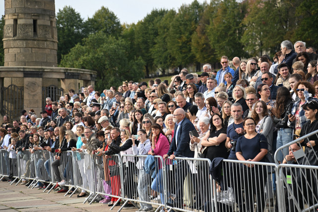Publiczność ogląda inaugurację nowego roku akademickiego 2023/24 na PM