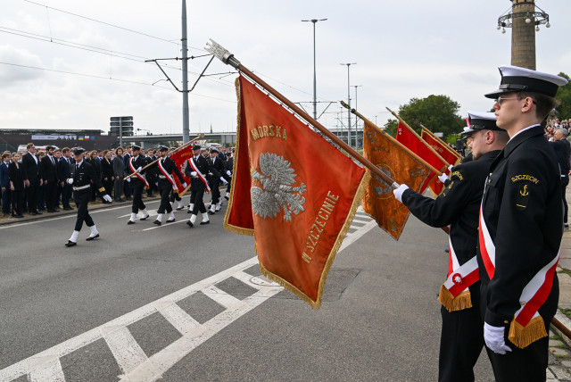 Kompania Honorowa Politechniki Morskiej w Szczecinie maszeruje podczas inauguracji roku akademickiego Politechniki Morskiej w Szczecinie