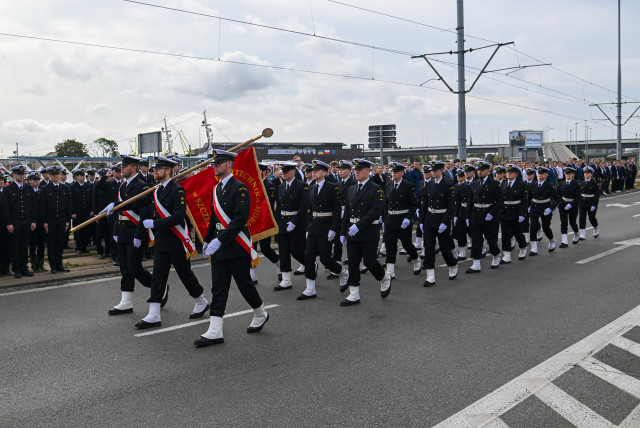 Kompania Honorowa Politechniki Morskiej w Szczecinie maszeruje podczas inauguracji roku akademickiego Politechniki Morskiej w Szczecinie