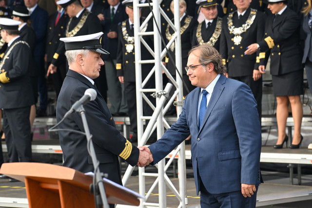 Reprezentant Politechniki Morskiej wita Sekretarz Stanu Marka Gróbarczyka 