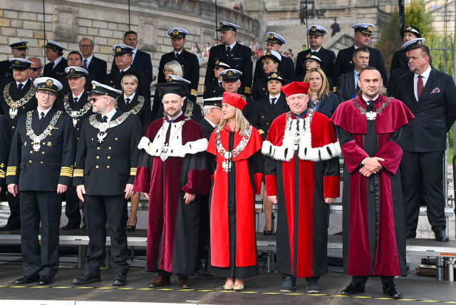 Zaproszeni goście na trybunie honorowej podczas uroczystości inauguracji nowego roku akademickiego 2023/24 na Politechnice Morskiej w Szczecinie