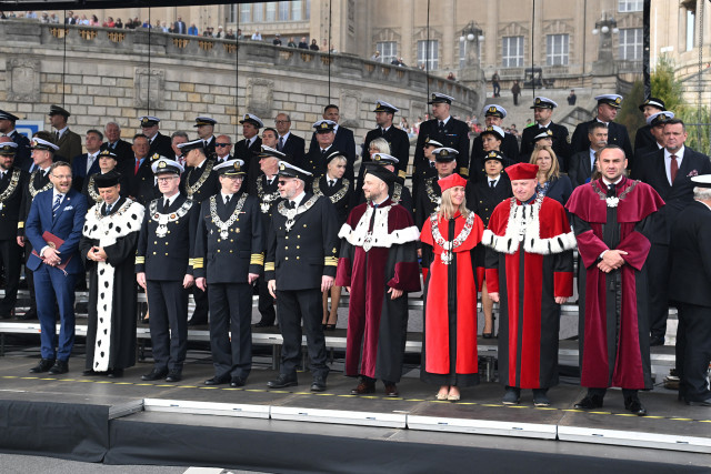 Zaproszeni goście na trybunie honorowej podczas uroczystości inauguracji nowego roku akademickiego 2023/24 na Politechnice Morskiej w Szczecinie