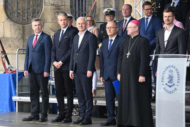 Zaproszeni goście na trybunie honorowej podczas uroczystości inauguracji nowego roku akademickiego 2023/24 na Politechnice Morskiej w Szczecinie