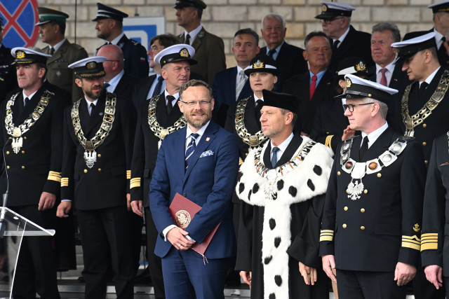 Zaproszeni goście na trybunie honorowej podczas uroczystości inauguracji nowego roku akademickiego 2023/24 na Politechnice Morskiej w Szczecinie