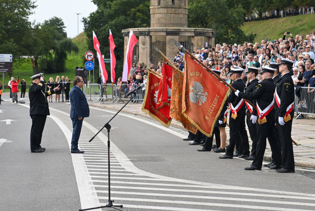 Rektor PM Wojciech Ślączka i Sekretarz Stanu Marek Gróbarczyk oddają honory historycznym sztandarom szczecińskich szkół morskich