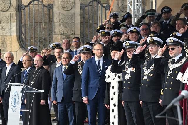Zaproszeni goście na trybunie honorowej podczas uroczystości inauguracji nowego roku akademickiego 2023/24 na Politechnice Morskiej w Szczecinie