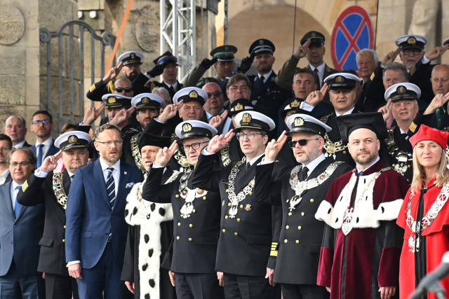 Zaproszeni goście na trybunie honorowej podczas uroczystości inauguracji nowego roku akademickiego 2023/24 na Politechnice Morskiej w Szczecinie