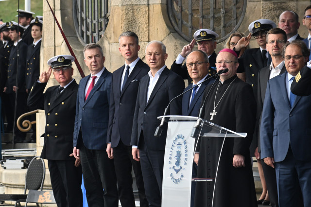 Zaproszeni goście na trybunie honorowej podczas uroczystości inauguracji nowego roku akademickiego 2023/24 na Politechnice Morskiej w Szczecinie