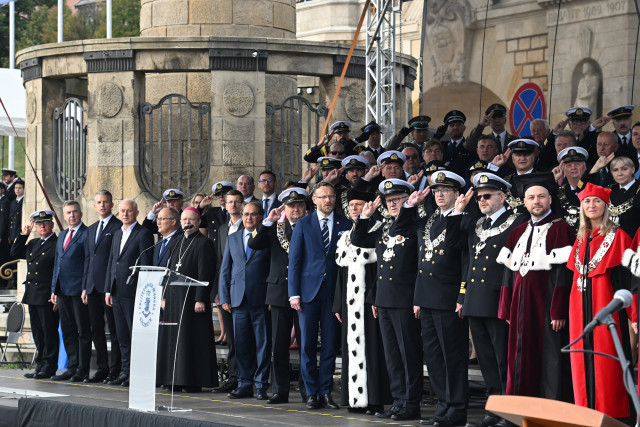 Zaproszeni goście na trybunie honorowej podczas uroczystości inauguracji nowego roku akademickiego 2023/24 na Politechnice Morskiej w Szczecinie