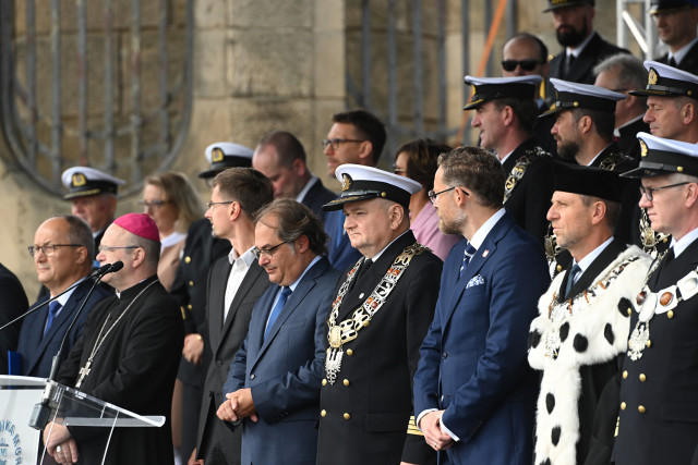 Zaproszeni goście na trybunie honorowej podczas uroczystości inauguracji nowego roku akademickiego 2023/24 na Politechnice Morskiej w Szczecinie