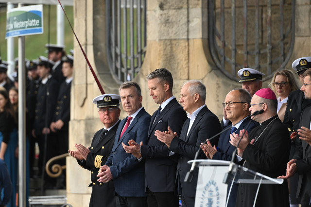 Zaproszeni goście na trybunie honorowej podczas uroczystości inauguracji nowego roku akademickiego 2023/24 na Politechnice Morskiej w Szczecinie