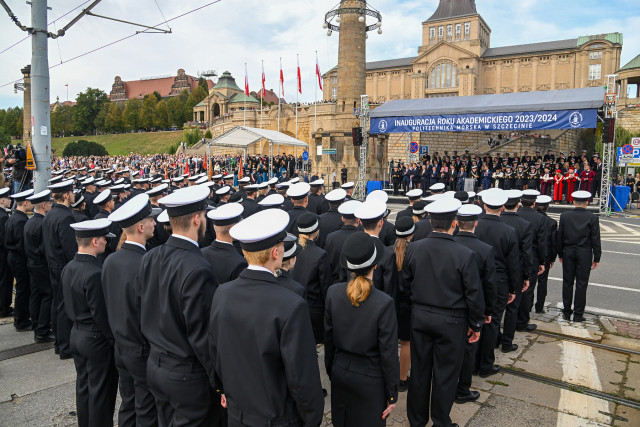 Studenci w mundurach stoją przed trybuną honorową z gośćmi przybyłymi na inaugurację roku akademickiego Politechniki Morskiej w Szczecinie