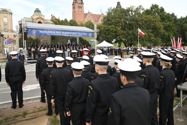 Studenci w mundurach stoją przed trybuną honorową z gośćmi przybyłymi na inaugurację roku akademickiego Politechniki Morskiej w Szczecinie
