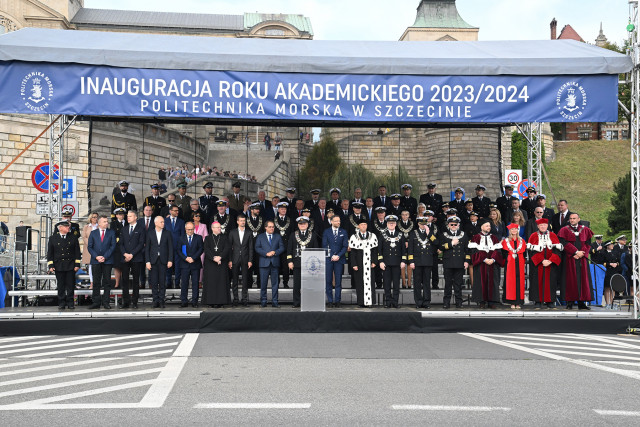 Zaproszeni goście na trybunie honorowej podczas uroczystości inauguracji nowego roku akademickiego 2023/24 na Politechnice Morskiej w Szczecinie
