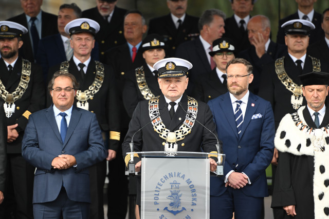 Rektor PM Wojciech Ślączka przemawia podczas inauguracji roku akademickiego Politechniki Morskiej w Szczecinie