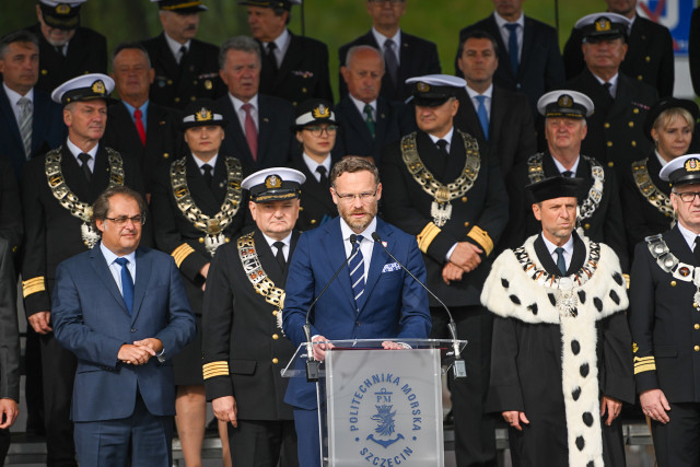 Wojewoda Zachodniopomorski Zbigniew Bogucki przemawia podczas inauguracji roku akademickiego Politechniki Morskiej w Szczecinie