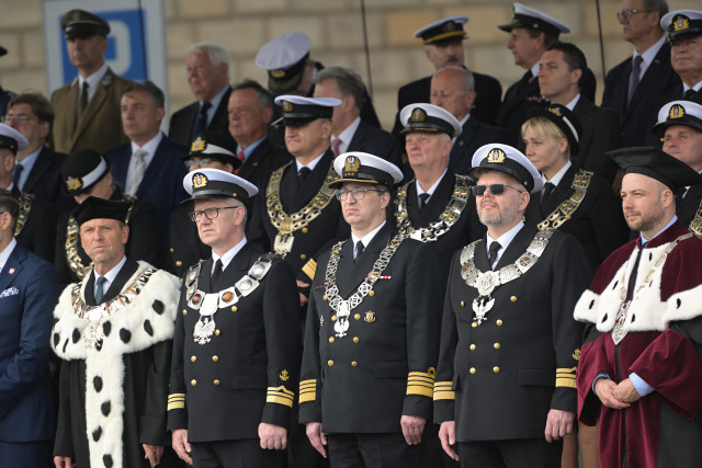 Zaproszeni goście na trybunie honorowej podczas uroczystości inauguracji nowego roku akademickiego 2023/24 na Politechnice Morskiej w Szczecinie