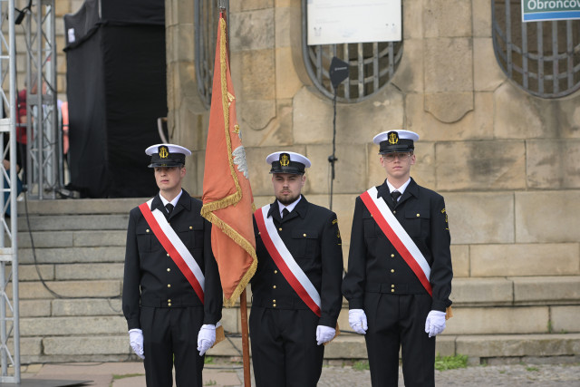 Poczet sztandarowy prezentujący historyczny sztandar szczecińskiej szkoły morskiej na uroczystości inauguracji nowego roku akademickiego 2023/24 na PM