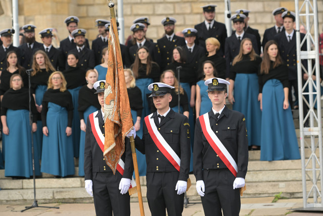 Poczet sztandarowy prezentujący historyczny sztandar szczecińskiej szkoły morskiej na uroczystości inauguracji nowego roku akademickiego 2023/24 na PM