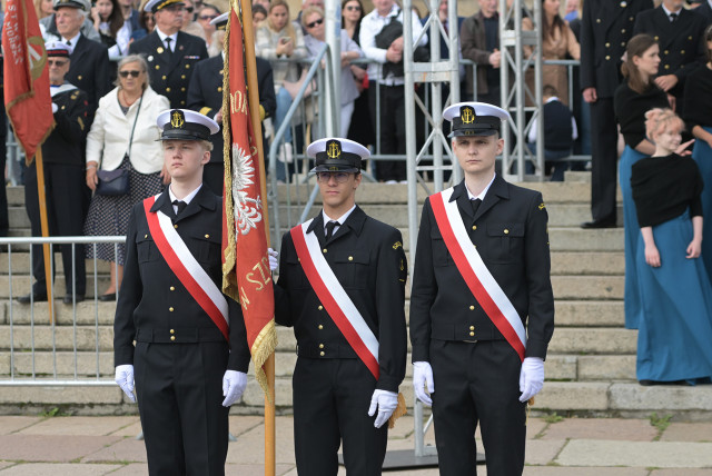 Poczet sztandarowy prezentujący historyczny sztandar szczecińskiej szkoły morskiej na uroczystości inauguracji nowego roku akademickiego 2023/24 na PM