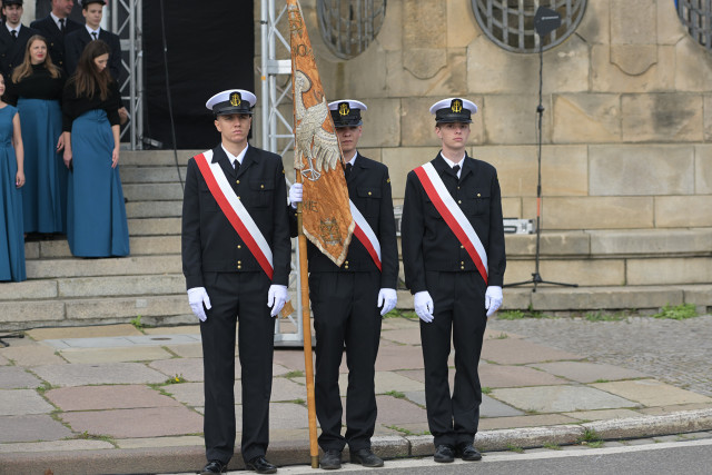 Poczet sztandarowy prezentujący historyczny sztandar szczecińskiej szkoły morskiej na uroczystości inauguracji nowego roku akademickiego 2023/24 na PM