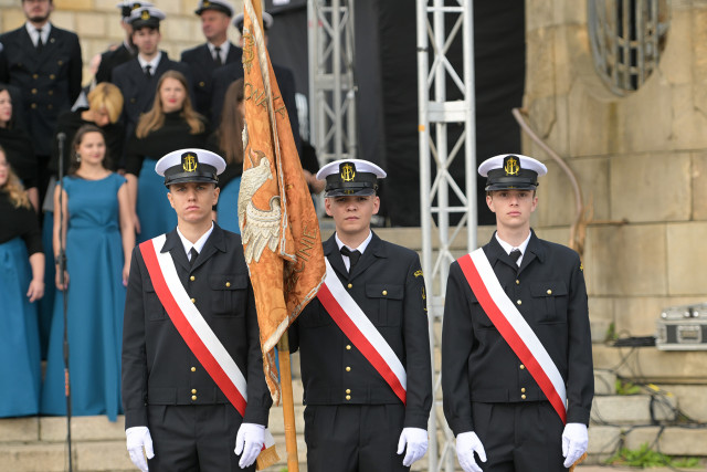 Poczet sztandarowy prezentujący historyczny sztandar szczecińskiej szkoły morskiej na uroczystości inauguracji nowego roku akademickiego 2023/24 na PM