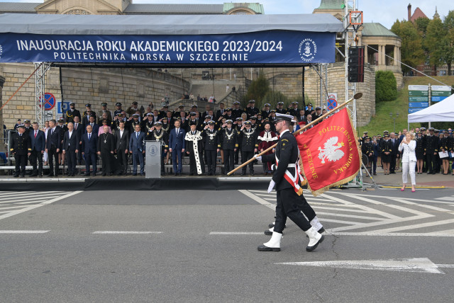 Poczet Sztandarowy Politechniki Morskiej w Szczecinie defiluje przed trybuną honorową podczas uroczystości inauguracji roku akademickiego na Politechnice Morskiej w Szczecinie