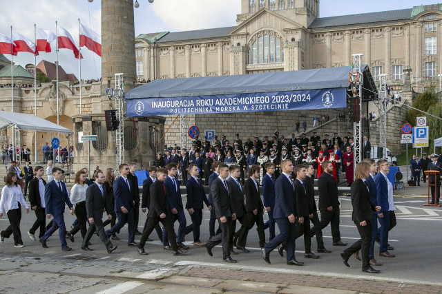 Pododdziały studentów niemundurowych Politechniki Morskiej defilują przed trybuną honorową podczas uroczystości inauguracji nowego roku akademickiego 2023/24 na PM