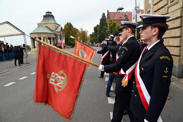 Poczty sztandarowe prezentują historyczne sztandary szczecińskich szkół morskich 