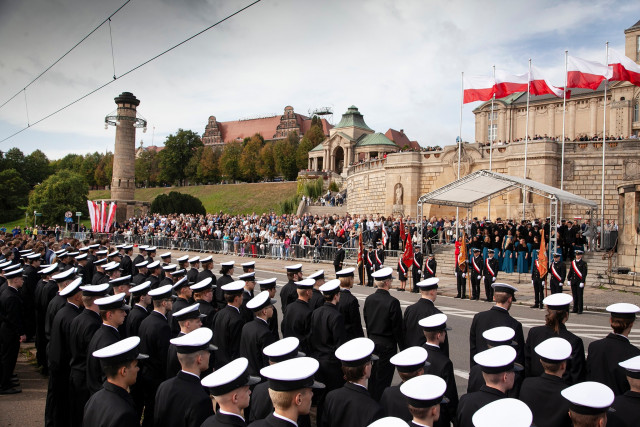 Rzędy umundurowanych studentów na tle Wałów Chrobrego na uroczystości inauguracji nowego roku akademickiego 2023/24 na PM