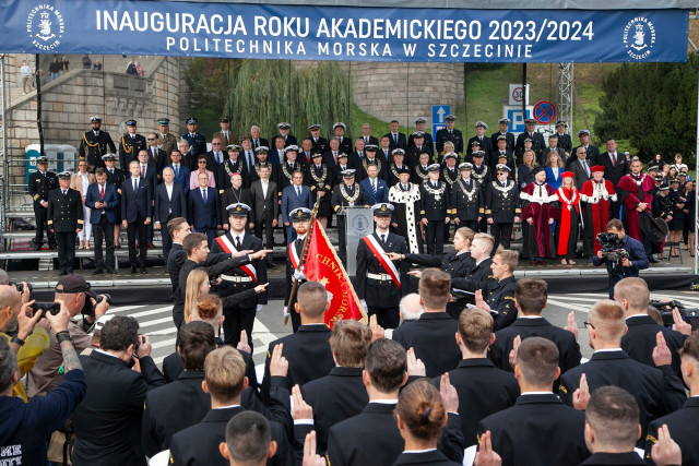 Studenci I roku PM ślubują na sztandar Uczelni podczas uroczystości inauguracji nowego roku akademickiego 2023/24