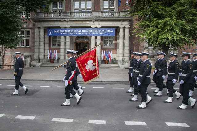 Kompania Honorowa z Pocztem sztandarowym PM defiluje przed Uczelnią 