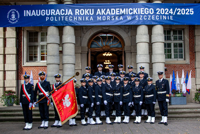 Kompania Honorowa PM przed wejściem do budynku PM - zdjęcie grupowe