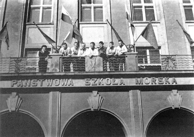 Studenci na balkonie budynku PSM w Szczecinie - lata 50.