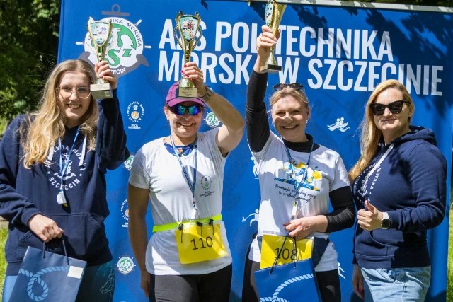Zwycięzcy biegu z Prorektor ds. studenckich