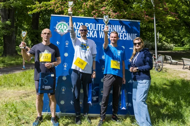 Zwycięzcy biegu z Prorektor ds. studenckich
