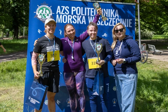 Zwycięzcy biegu z Prorektor ds. studenckich