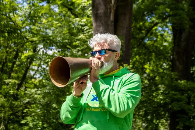 Sędzia "Biegu dla Marty" ogłasza start biegu