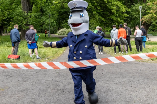 Maskotka Michu przekracza metę biegu
