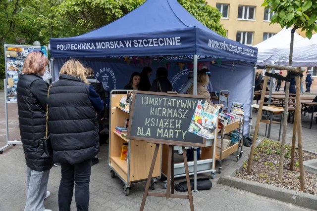 Namiot z kiermaszem charytatywnym podczas pikniku z okazji Święta Szkoły PM
