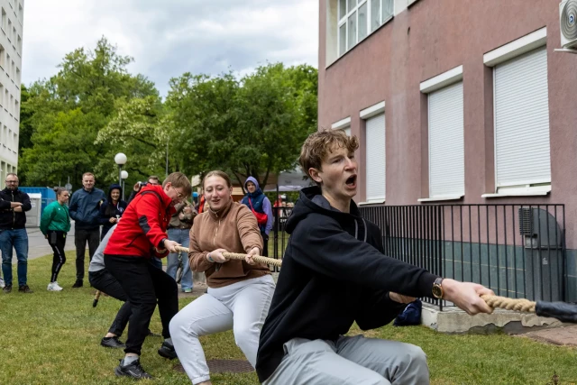 Studenci PM podczas przeciągania liny