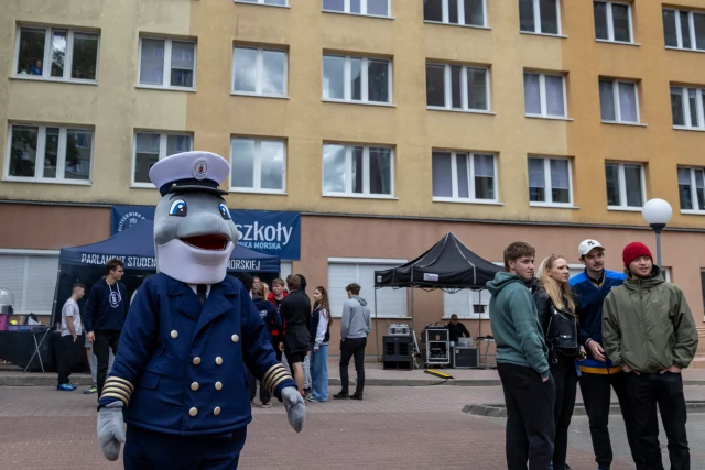 Maskotka PM morświn na pikniku