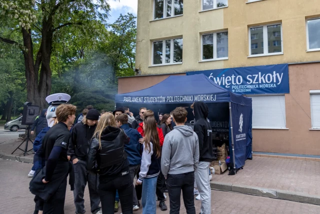 Studenci przy namiocie Parlamentu Studentów PM