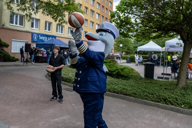 Maskotka PM morświn Michu z piłką do koszykówki