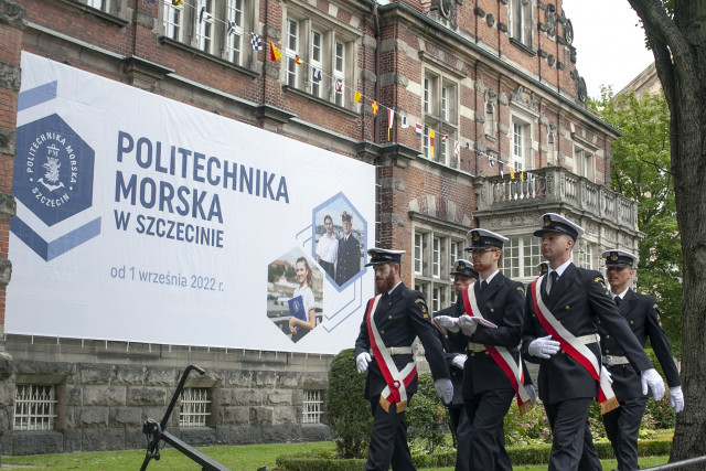 Poczet Sztandarowy Politechniki Morskiej w Szczecinie maszeruje podczas uroczystości zmiany nazwy uczelni