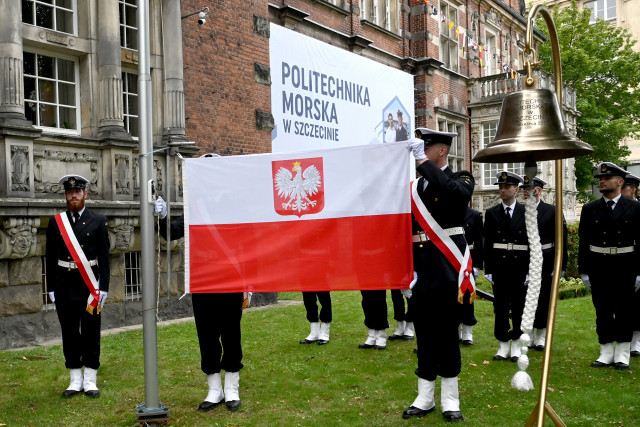 Poczet Sztandarowy Politechniki Morskiej w Szczecinie prezentuje flagę państwową uroczystości zmiany nazwy uczelni